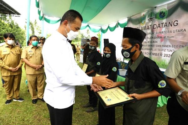 Serahkan Bantuan Alat Pembuatan Briket dan Ekoenzim, Musa Rajekshah Berpesan Agar Masyarakat Bijak Kelola Sampah